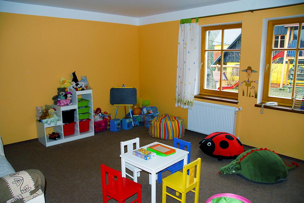 Pokój zabaw, krzesełka do karmienia dzieci, łóżeczko dla maluchów, nosidełko dla dzieci